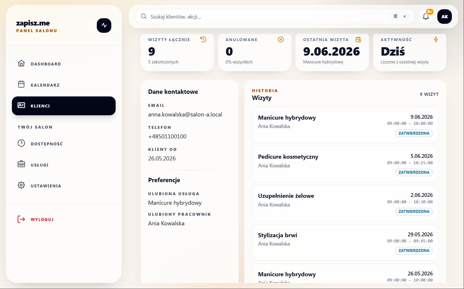 Profil klientki w panelu zapisz.me — dane kontaktowe, historia wizyt i ulubione usługi